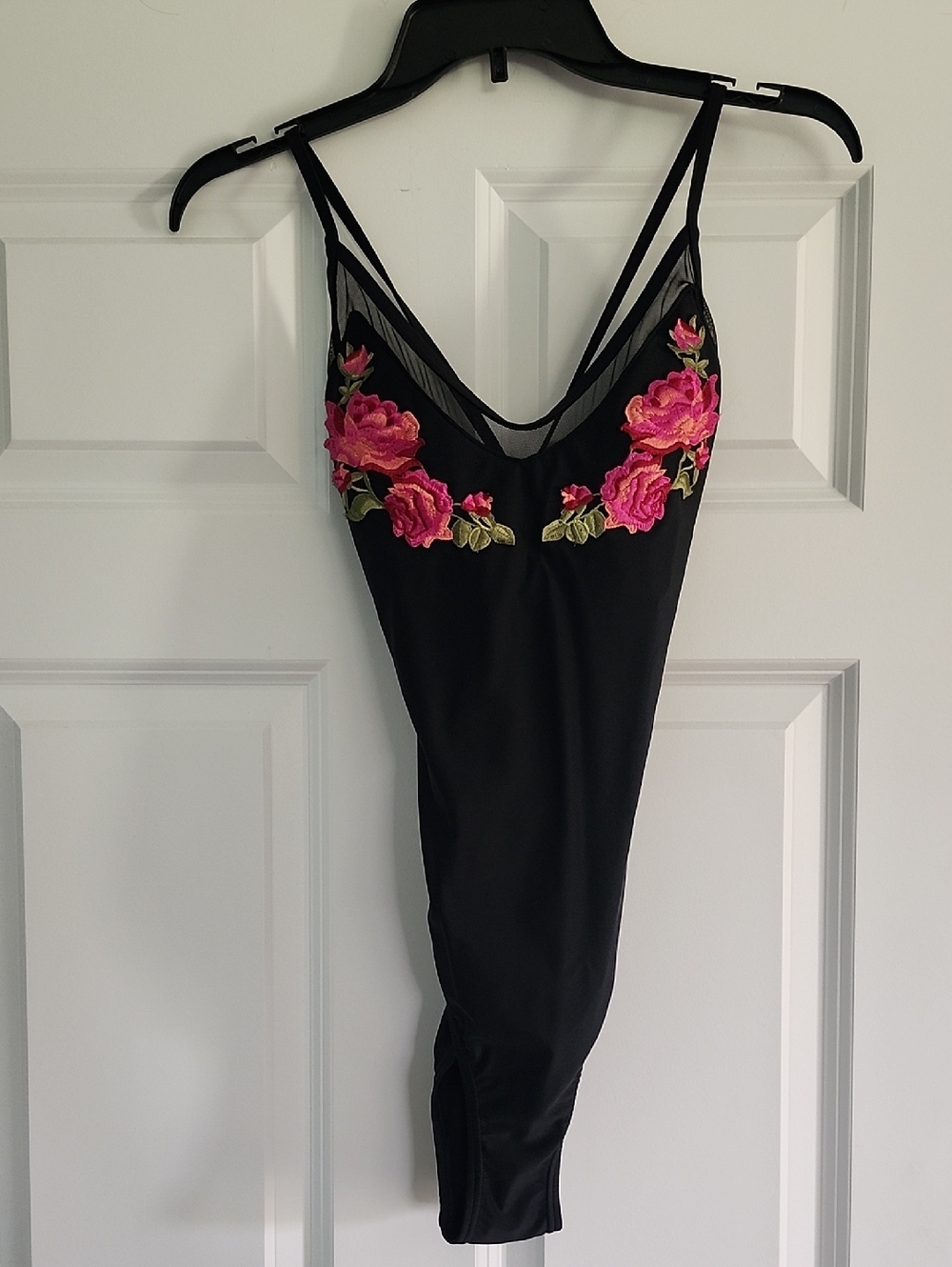 WOW!!🌼Beautiful Hot Pink Floral Swimsuit With Mesh.